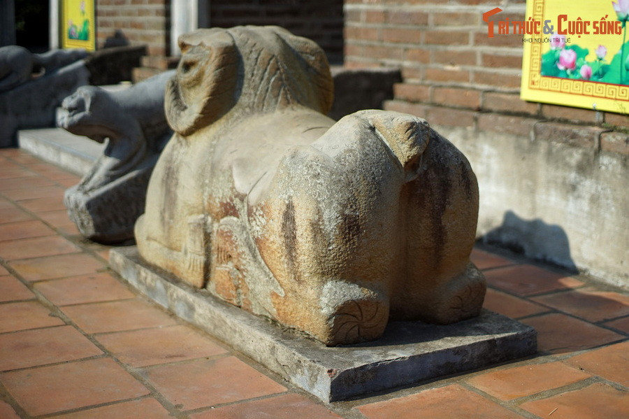 Một con chạy về phủ phục bên cửa lăng Sĩ Nhiếp, một con chạy đến chân tháp Hòa Phong chùa Dâu thì kiệt sức. Cừu chết biến thành đá, trên lưng hằn rõ vết chém mà ngày nay vẫn còn dấu tích.