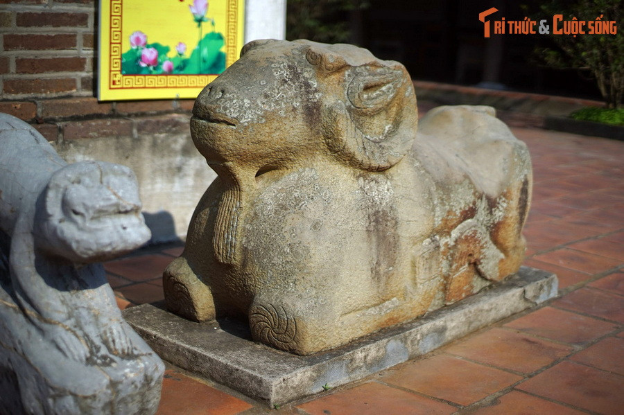 Bức tượng cừu này dài 1,33 mét, cao 0,8 mét, được tạc từ một tảng đá nguyên khối. Xung quanh con cừu cổ là nhiều giai thoại lý thú được lưu truyền trong dân gian.