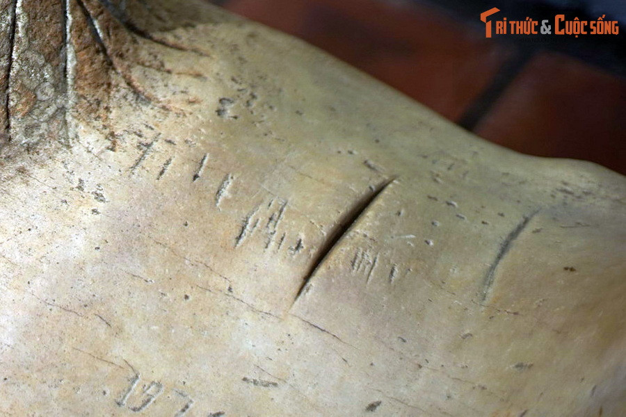 Nếu quan sát gần, con cừu ở chùa Dâu bị lõm cả đầu và lưng, nhìn kỹ thấy các vết mài rất sắc trên lưng như kiểu bị chém. Quanh dấu vết này, lại có một giai thoại khác được kể.