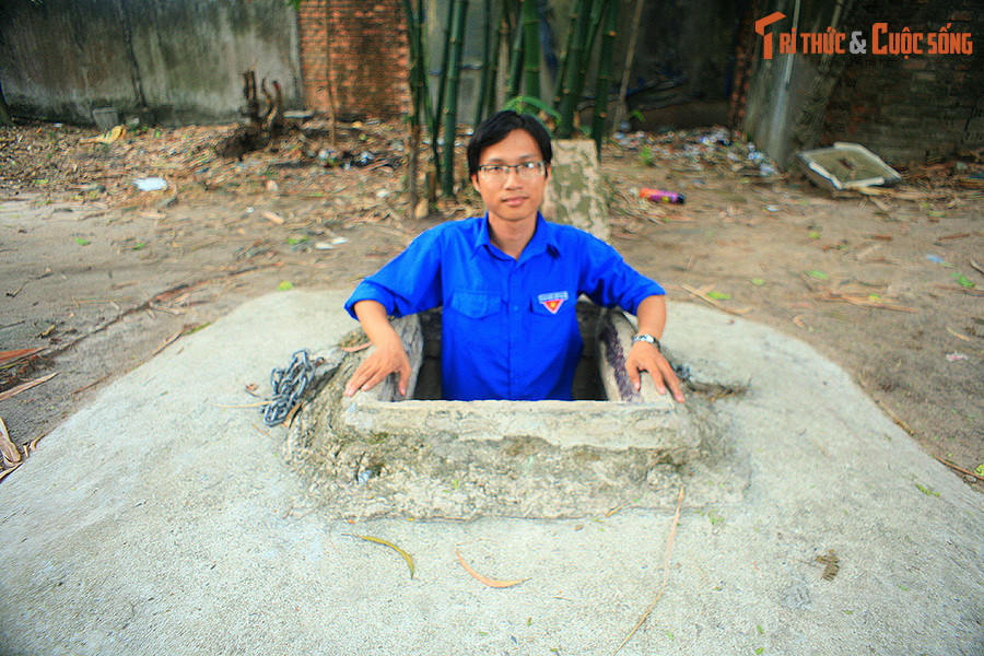 Lối xuống địa đạo là các cửa hầm có nắp đóng bằng gỗ theo hình thang, phía trên để đổ đất, trồng cây cỏ để ngụy trang. Mỗi miệng hầm chỉ đủ rộng cho một người chui lọt.