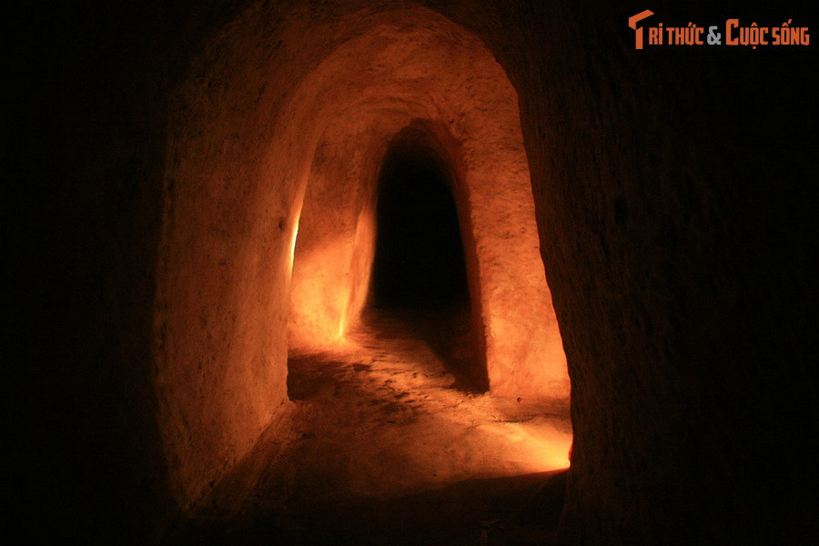 Địa đạo có 2 tầng, được đào sâu dưới lòng đất từ 3-4 mét. Lòng địa đạo cao khoảng 1 mét, rộng khoảng 0,8 mét, hai bên có nhiều ngách đi sang nhiều hướng khác nhau.