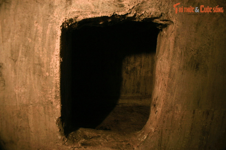 Hầm dài nằm ở độ sâu 1,7 mét, là nơi cất giấu 50 kg thuốc nổ và kíp nổ, 7 tiểu liên AK, 21.000 viên đạn, 50 lựu đạn và một số quân trang quân dụng khác. Trong chiến dịch Mậu Thân 1968, một cánh quân ta tiến về đây nhận vũ khí đạn dược, nhưng do đụng độ với địch mà kế hoạch không thành.