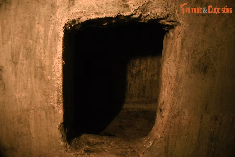 Hầm dài nằm ở độ sâu 1,7 mét, là nơi cất giấu 50 kg thuốc nổ và kíp nổ, 7 tiểu liên AK, 21.000 viên đạn, 50 lựu đạn và một số quân trang quân dụng khác. Trong chiến dịch Mậu Thân 1968, một cánh quân ta tiến về đây nhận vũ khí đạn dược, nhưng do đụng độ với địch mà kế hoạch không thành.