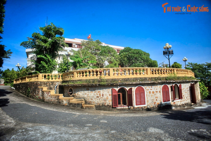  1. Miền Bắc - Biệt điện Đồ Sơn. Nằm trên đồi Vung ở quận Đồ Sơn, địa danh nghỉ mát nổi tiếng của TP Hải Phòng, biệt điện Bảo Đại vừa là một công trình kiến trúc độc đáo, vừa là một di tích lịch sử gắn liền với cuộc đời vị vua cuối cùng của Việt Nam.