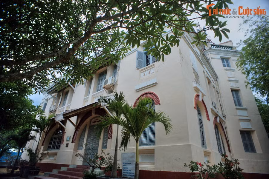 Các toà biệt thự ở nơi đây được xây năm 1923 để làm nơi ăn ở cho các nhà Hải dương học, có tên là: Xương Rồng, Bông Sứ, Hoa Giấy, Phượng Vĩ, Cây Bàng. Từ năm 1940 đến năm 1945, vua Bảo Ðại và Hoàng hậu Nam Phương thường đến nghỉ tại hai biệt thự Xương Rồng và Bông Sứ