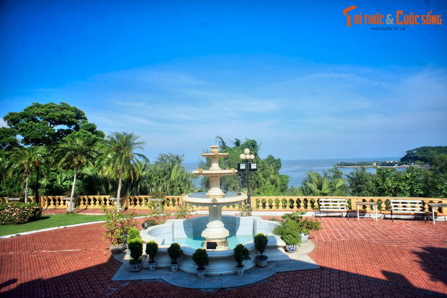 Biệt thự có diện tích nền rộng gần 1.000m2, nằm trong khuôn viên rộng 3.700m2 ở độ cao 36m so với mặt nước biển. Là dinh thự có vị trí đắc địa nhất khu nghỉ mát Đồ Sơn, từ nơi đây có thể bao quát toàn cảnh bán đảo Đồ Sơn.