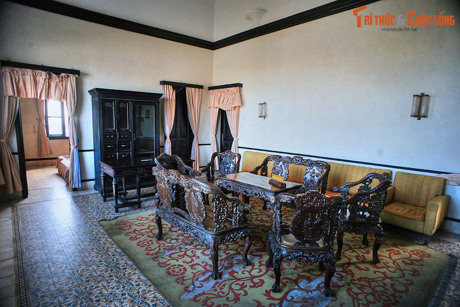 Ngày nay, Bạch Dinh được dùng làm bảo tàng, trưng bày các chuyên đề như: đồ gốm thời Khang Hy vớt được từ xác tàu cổ đắm tại khu vực Hòn Cau - Côn Đảo, súng thần công cùng nhiều hiện vật có giá trị khác được tìm thấy qua các đợt khai quật khảo cổ ở Bà Rịa - Vũng Tàu…