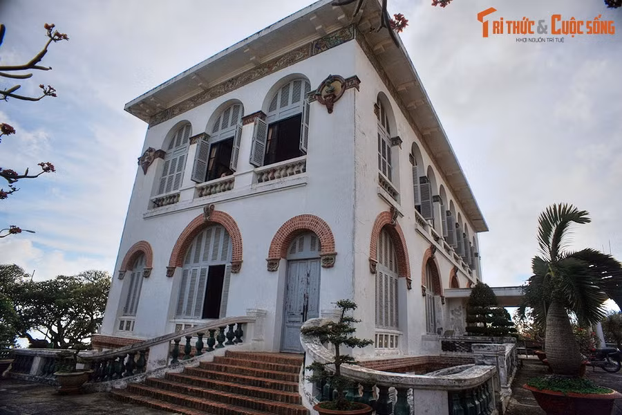 Từ tháng 9/1907, tòa nhà được dùng làm nơi giam lỏng cựu hoàng Thành Thái. Ông sống tại đây trong gần 10 năm. Từ năm 1916, Bạch Dinh trở về với chức năng ban đầu. Đến năm 1934, tòa nhà được nhượng lại cho vua Bảo Đại để làm nơi nghỉ mát cho gia đình ông.