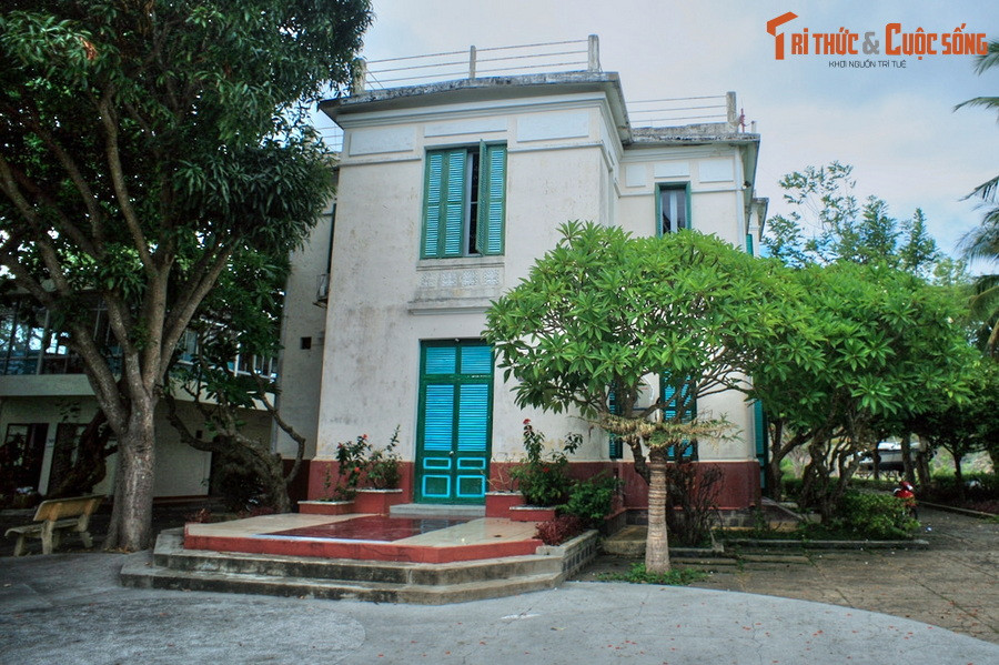 Tại đây, vua và hoàng hậu lấy việc câu cá, ngắm biển làm thú tiêu khiển, nên cái tên lầu Bảo Đại có từ đó. Sau năm 1954, gia đình tổng thống Ngô Ðình Diệm là chủ nhân mới của hai biệt thự Xương Rồng và Bông Sứ. Hai tòa nhà được đặt tên mới là Nghinh Phong và Vọng Nguyệt.