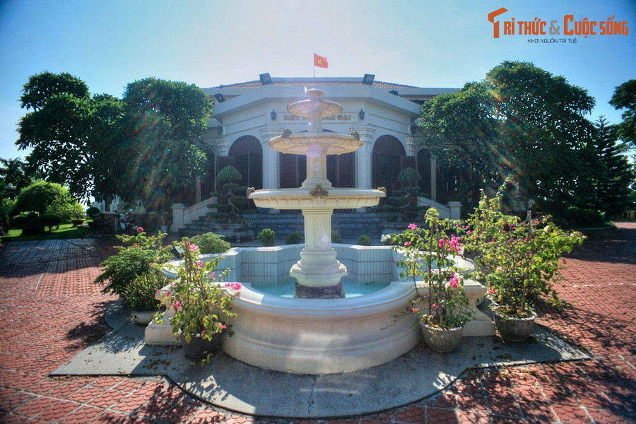 Dinh thự được Toàn quyền Đông Dương Pafquiere cho xây dựng từ năm 1928. Sau đó ít lâu, ông Toàn quyền nhượng lại cơ ngơi này cho vua Bảo Đại. Kể từ đó, mỗi lần ra kinh lý miền Bắc, Bảo Đại đều đến Đồ Sơn và nghỉ tại biệt thự này cùng Nam Phương Hoàng hậu.