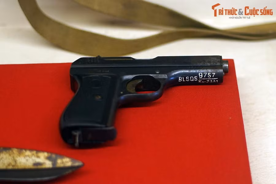 Súng ngắn của Đại úy Lê Mã Lương. Chủ nhiệm chính trị Trung đoàn 24, Sư đoàn 304, sử dụng trong trận đánh vào Trường bộ binh Quân đội VNCH ở căn cứ Nước Trong, Chiến dịch Hồ Chí Minh, ngày 28/4/1975. Hiện vật trong bài được trưng bày ở Bảo tàng Lịch sử Quân sự Việt Nam.