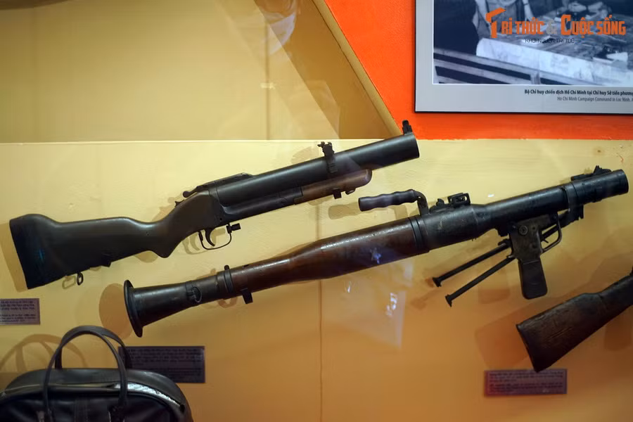 Súng M79 (trên) của đồng chí Lê Đôn thu được của địch và sử dụng khi giải phóng huyện lỵ Đức Hòa, Long An ngày 29/4/1975 và súng B41 (dưới) của đồng chí Phạm Hữu Hợp dùng diệt địch và cắm cờ Giải phóng lên sở chỉ huy Sư đoàn 25 quân đội Sài Gòn ở Đồng Dù, ngày 29/4/1975.