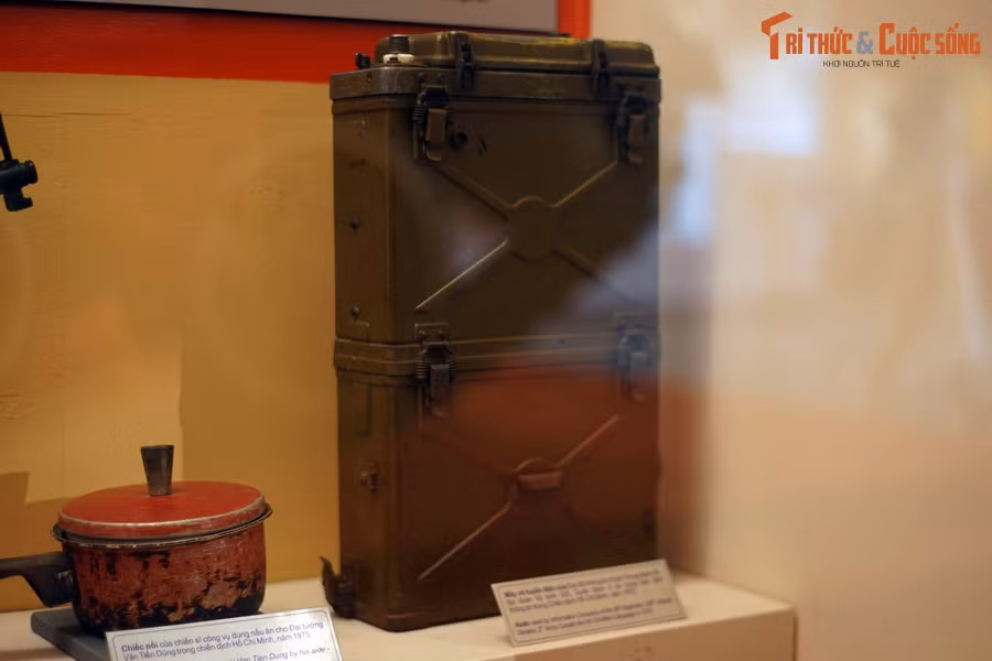 Máy vô tuyến điện được Sư đoàn bộ binh 325 sử dụng để truyền thông tin trong Chiến dịch Hồ Chí Minh.