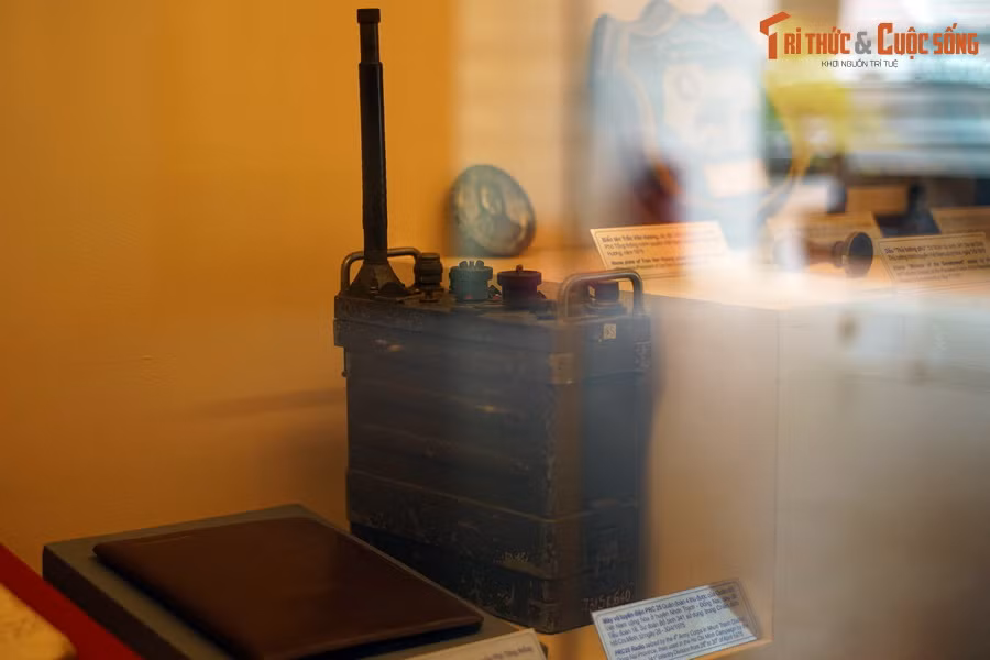 Máy vô tuyến điện PRC 25 Quân đoàn 4 thu được của đối phương ở huyện Nhơn Trạch, Đồng Nai, sau đó Tiểu đoàn 18, Sư đoàn Bộ Binh 341 sử dụng trong Chiến dịch Hồ Chí Minh.