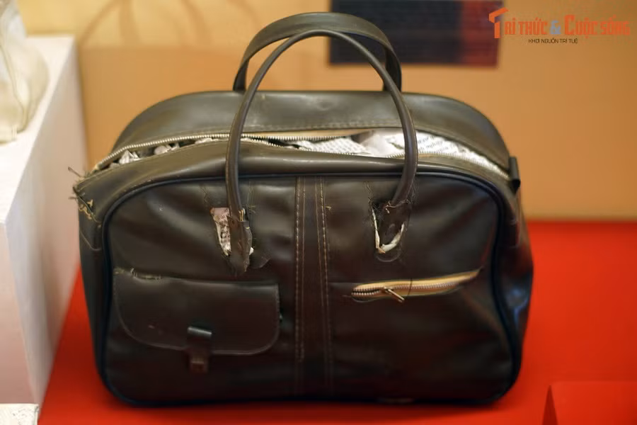 Túi xách của bà Vũ Thị Hoạt, xứ Nam Thái Sơn, Hòn Đất, Kiên Giang, dùng tiếp tế lương thực cho bộ đội trong Chiến dịch Hồ Chí Minh.