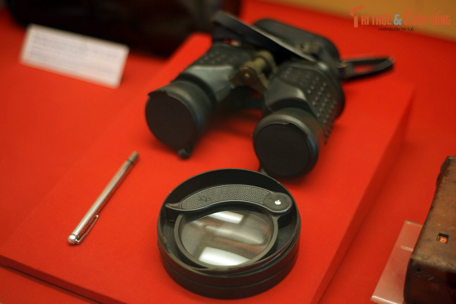 Que chỉ bản đồ, kính lúp, ống nhòm của Đại tướng Văn Tiến Dũng, Tư lệnh Chiến dịch Hồ Chí Minh, sử dụng trong Chiến dịch.