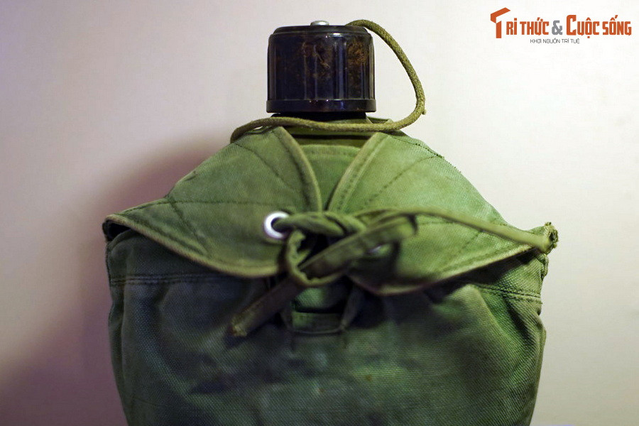 Bi-đông của đồng chí Nguyễn Ân, Sư đoàn trưởng Sư đoàn bộ binh 304, sử dụng khi chỉ huy Sư đoàn đánh chiếm căn cứ Nước Trong, Chiến dịch Hồ Chí Minh, ngày 26-28/4/1975.