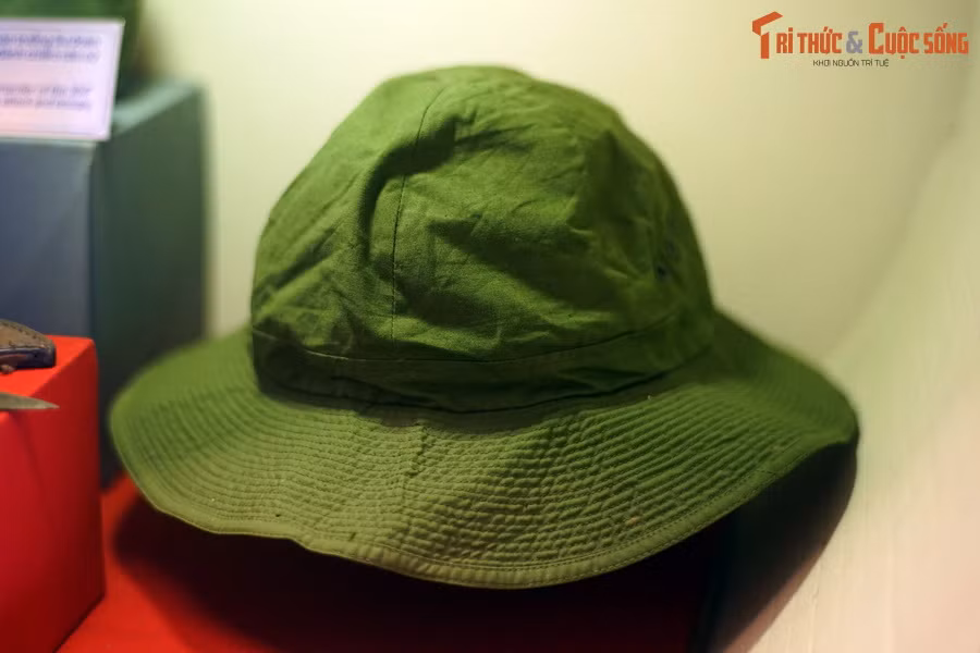 Mũ tai bèo của Đại úy Lê Mã Lương. Chủ nhiệm chính trị Trung đoàn 24, Sư đoàn 304, sử dụng trong trận đánh vào Trường bộ binh Quân đội VNCH ở căn cứ Nước Trong, ngày 28/4/1975.