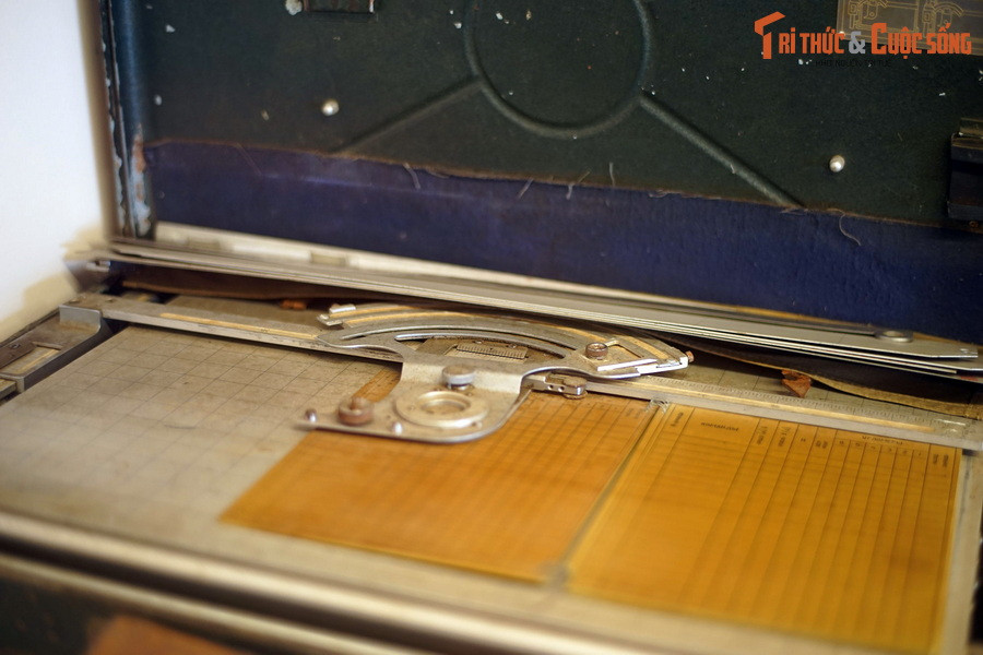 Bàn đo đạc của Hạ sĩ Nguyễn Văn Hằng thuộc Tiểu đoàn 3, Lữ đoàn pháo binh 164, sử dụng xác định phần tử bắn cho pháo, đêm 29/4/1975.