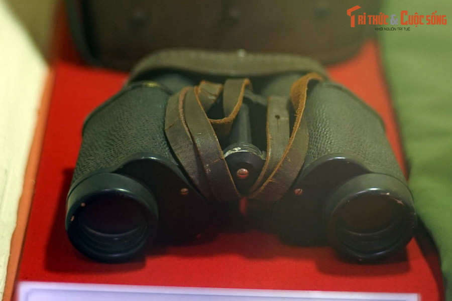 Ống nhòm của Trung tướng Lê Đức Anh, Phó Tư lệnh Chiến dịch Hồ Chí Minh, sử dụng trong Chiến dịch, tháng 4/1975.