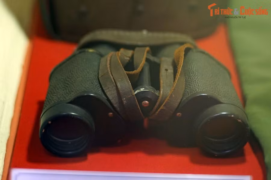 Ống nhòm của Trung tướng Lê Đức Anh, Phó Tư lệnh Chiến dịch Hồ Chí Minh, sử dụng trong Chiến dịch, tháng 4/1975.