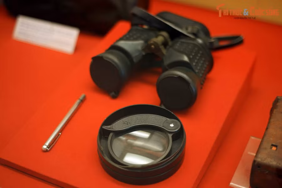 Que chỉ bản đồ, kính lúp, ống nhòm của Đại tướng Văn Tiến Dũng, Tư lệnh Chiến dịch Hồ Chí Minh, sử dụng trong Chiến dịch.