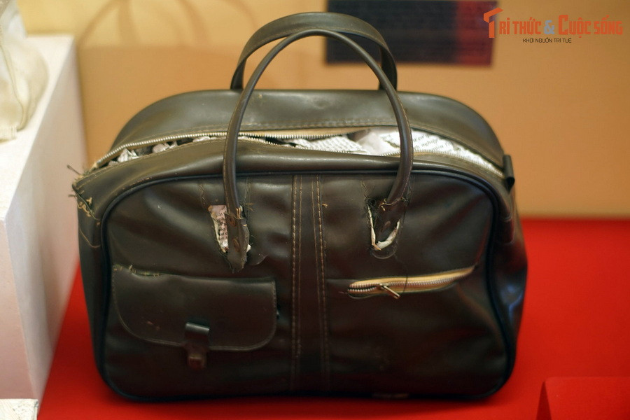 Túi xách của bà Vũ Thị Hoạt, xứ Nam Thái Sơn, Hòn Đất, Kiên Giang, dùng tiếp tế lương thực cho bộ đội trong Chiến dịch Hồ Chí Minh.