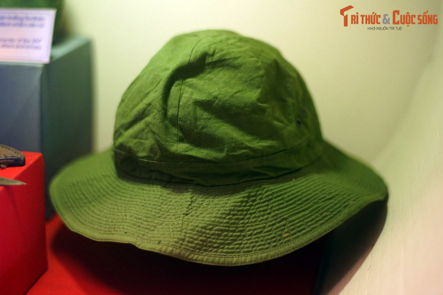 Mũ tai bèo của Đại úy Lê Mã Lương. Chủ nhiệm chính trị Trung đoàn 24, Sư đoàn 304, sử dụng trong trận đánh vào Trường bộ binh Quân đội VNCH ở căn cứ Nước Trong, ngày 28/4/1975.