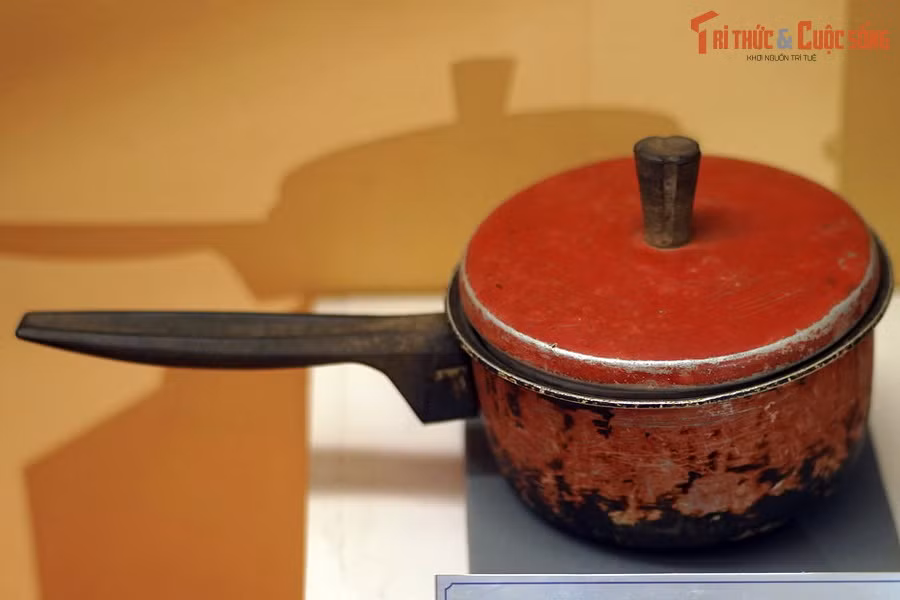 Chiếc nồi của chiến sĩ công vụ dùng nấu ăn cho Đại tướng Văn Tiến Dũng trong Chiến dịch Hồ Chí Minh.