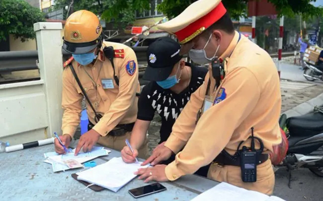 Đề xuất phạt tiền khi dùng giấy phép lái xe bị trừ hết điểm De xuat phat tien khi dung giay phep lai xe bi tru het diem