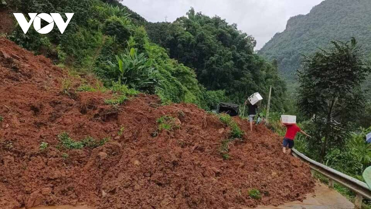 Tại Sơn La, hơn 1.000 mét khối đất đá sạt lở xuống Quốc lộ 4G khiến giao thông bị ách tắc. Chiều 31.7, Sở Giao thông Vận tải tỉnh Sơn La cho biết, khoảng 12h30 cùng ngày đã xảy ra vụ sạt lở taluy dương tại Km14+500 Quốc lộ 4G, thuộc địa phận bản Nà Viền, xã Chiềng Kheo, huyện Mai Sơn. (Ảnh: VOV)