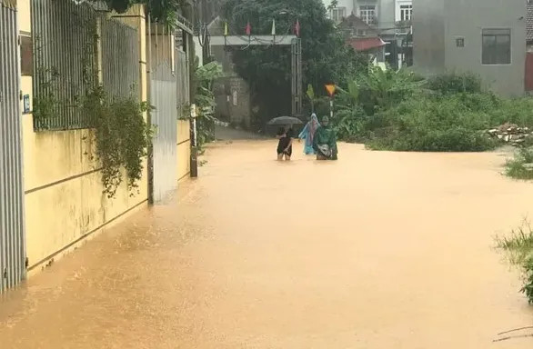 Theo Trung tâm Dự báo Khí tượng Thủy văn Quốc gia, đến ngày 2/8, khu vực Bắc Bộ tiếp tục có mưa vừa, mưa to, có nơi mưa rất to, cục bộ có nơi trên 200 mm, nguy cơ cao tiếp tục xảy ra lũ, lũ quét, sạt lở đất. Ảnh: Mưa lớn gây ngập úng tại khu vực Bản Viển, xã Hoàng Đồng, thành phố Lạng Sơn. (Nguồn: VTV).