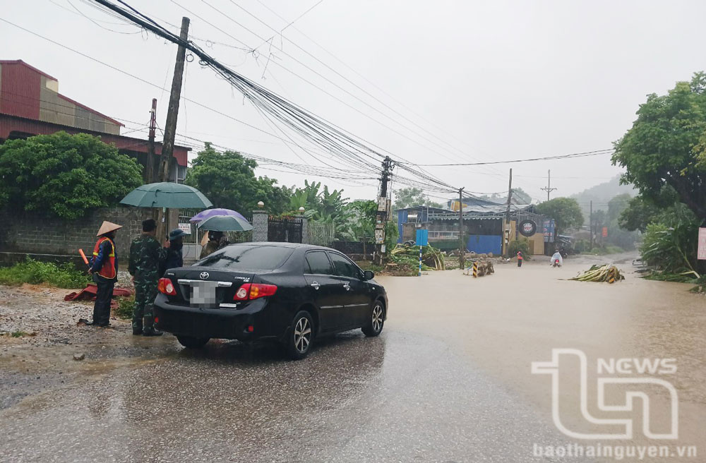 Tại Thái Nguyên, mưa lớn gây sạt lở cục bộ và khiến nhiều tuyến đường tạihuyện Định Hóa cùng một số khu vực ngập sâu giao thông tê liệt. Đất, đá sạt lở tràn xuống nhà người dân làm hư hỏng công trình. Sạt lở đất cục bộ gây hư hại tài sản của người dân. (Ảnh: Báo Thái Nguyên)
