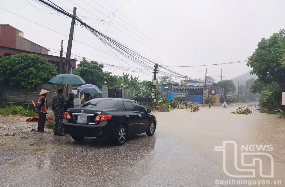 Tại Thái Nguyên, mưa lớn gây sạt lở cục bộ và khiến nhiều tuyến đường tạihuyện Định Hóa cùng một số khu vực ngập sâu giao thông tê liệt. Đất, đá sạt lở tràn xuống nhà người dân làm hư hỏng công trình. Sạt lở đất cục bộ gây hư hại tài sản của người dân. (Ảnh: Báo Thái Nguyên)