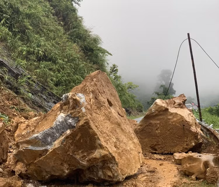 Cơ quan khí tượng dự báo từ đêm 2 - 5/8, Bắc Bộ có mưa rào và dông rải rác, cục bộ có nơi mưa to; Trung Bộ chiều tối và đêm có mưa rào, dông vài nơi, ngày nắng, có nơi có nắng nóng. Người dân cần đề phòng nguy cơ xảy ra lũ quét, sạt lở đất tại khu vực vùng núi và ngập úng tại các khu vực trũng, thấp. Ảnh: Sạt lở tại khu vực Đèo Hoa km400+150 quốc lộ 6 (Nguồn: Báo Điện Biên Phủ).