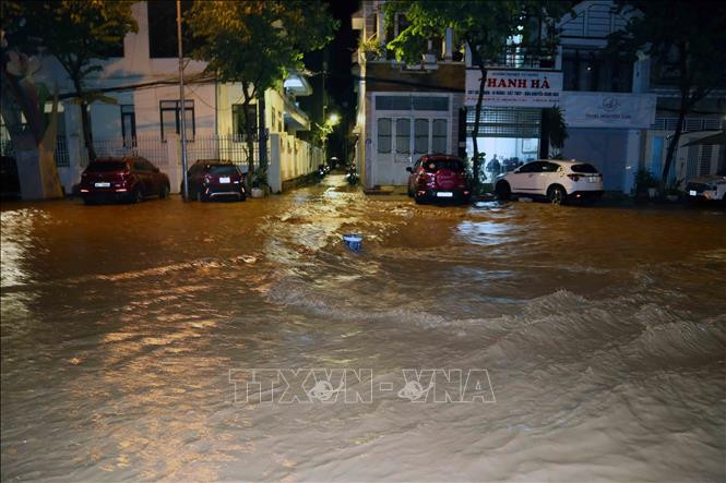 Tại thành phố Sơn La, nước ngập cây cối ruộng vườn, nhà cửa, cao đến 2-3 mét và chưa có dấu hiệu rút đi. Bè ghép tre là phương tiện đi lại duy nhất của bà con. Hiện chính quyền địa phương và lực lượng chức năng đã hoàn tất việc di chuyển các hộ ngập úng nặng đến ở xen ghép với các hộ không bị ngập. (Ảnh: TTXVN)