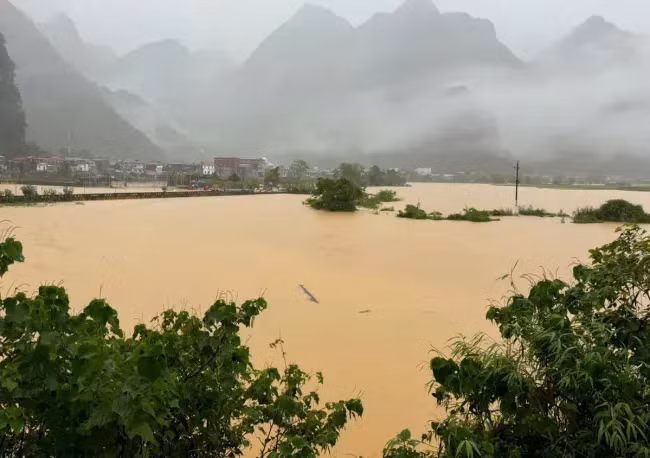 Huyện Hà Quảng bị ngập lụt sâu. Theo thống kê sơ bộ của VP Thường trực Ban Chỉ huy PCTT&amp;TKCN tỉnh Cao Bằng, mưa lớn đã gây ngập lụt, sạt lở nhiều khu vực thuộc các huyện Nguyên Bình, Hòa An, Hà Quảng, Trùng Khánh, Bảo Lạc, Thạch An và thành phố Cao Bằng.