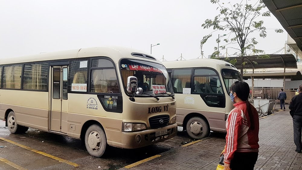 Theo khảo sát của PV, tại nhiều bến xe, trạm xe buýt, lượng khách đi lại không nhiều. Thậm chí, vào giờ cao điểm trước đây chật kín chỗ thì hiện nay trên nhiều tuyến xe tại Hà Nội lại vắng khách và nhiều ghế ngồi còn trống.