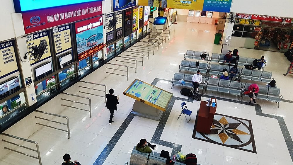 Khung cảnh vắng vẻ trái với cảnh tượng đông đúc thường thấy tại bến xe này.