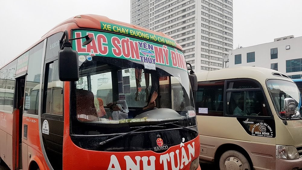 Lãnh đạo Bến xe Mỹ Đình cho biết, hiện bến xe đang triển khai quyết liệt công tác phòng, chống dịch, trong đó đặc biệt chú trọng việc nhắc nhở hành khách cũng như nhân viên và tài xế tại bến nâng cao ý thức giữ gìn vệ sinh cá nhân và vệ sinh môi trường. 