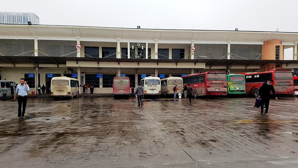 Bên cạnh đó, bến xe cũng yêu cầu tất cả nhân viên, lái phụ xe khi vào bến làm việc, tiếp xúc, giao dịch phải đeo khẩu trang. Ngoài ra, bến còn bố trí các lọ sát khuẩn treo tại các cửa ra vào cho hành khách và nhân viên rửa tay. 