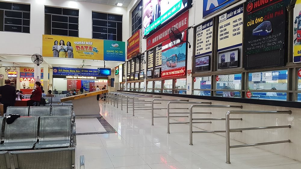 Bến xe Mỹ Đình cũng yêu cầu các nhà xe, hành khách, nhân viên điều hành khi khách có biểu hiện nhiễm Covid-19 thì báo ngay lập tức ban quản lý. Đồng thời, bến xe cũng chuẩn bị máy đo thân nhiệt trong trường hợp cần thiết có thể phát hiện ca nhiễm chính xác và nhanh hơn. Xem thêm video: Ngán ngẩm xe khách xuất bến vắng khách. Nguồn: VTC 14.