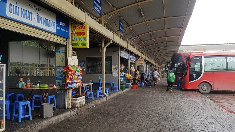 Theo lãnh đạo bến xe Mỹ Đình, dịch Covid-19 đã ảnh hưởng nghiêm trọng đến hoạt động của bến xe. Số xe chạy trong bến đã giảm 50%, nhân viên bến xe bị cắt giảm cả số lượng cả thu nhập.