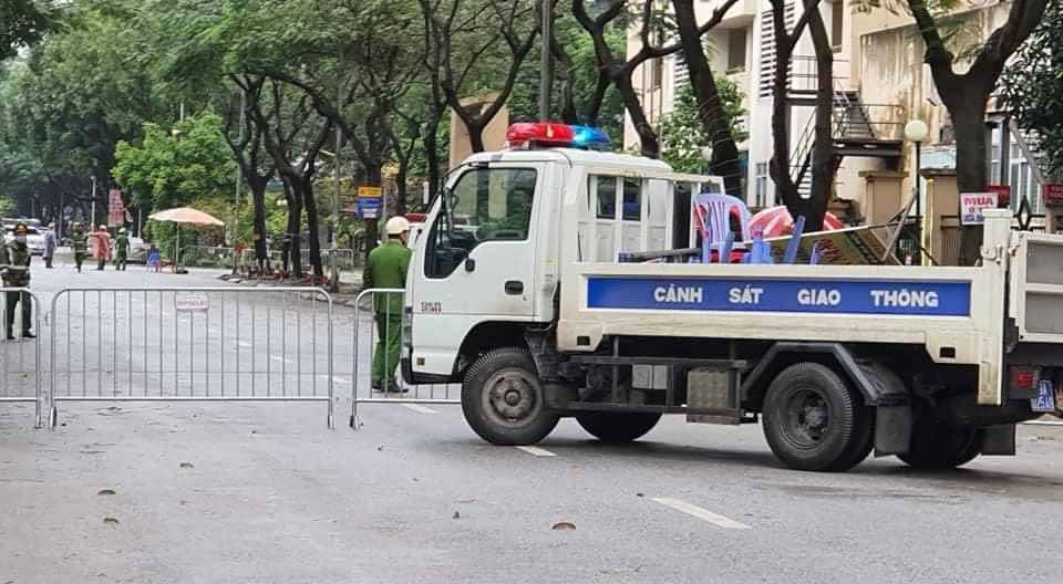 Thượng tá Nguyễn Dũng, Phó trưởng Công an quận Nam Từ Liêm cho biết, lực lượng công an đã sẵn sàng cắm chốt từ xa và ngay khu vực trong khu cách ly có quy mô bảo đảm 800 chỗ lưu trú cho người cách ly tập trung để tiếp nhận nguời vào cách ly từ ngày 20/3 cho đến khi kết thúc dịch.