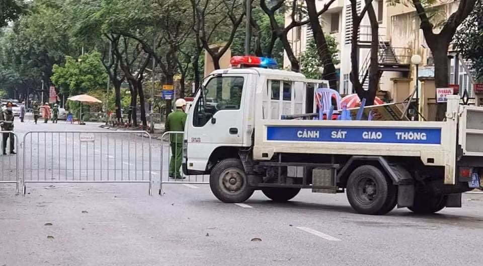 Thượng tá Nguyễn Dũng, Phó trưởng Công an quận Nam Từ Liêm cho biết, lực lượng công an đã sẵn sàng cắm chốt từ xa và ngay khu vực trong khu cách ly có quy mô bảo đảm 800 chỗ lưu trú cho người cách ly tập trung để tiếp nhận nguời vào cách ly từ ngày 20/3 cho đến khi kết thúc dịch.