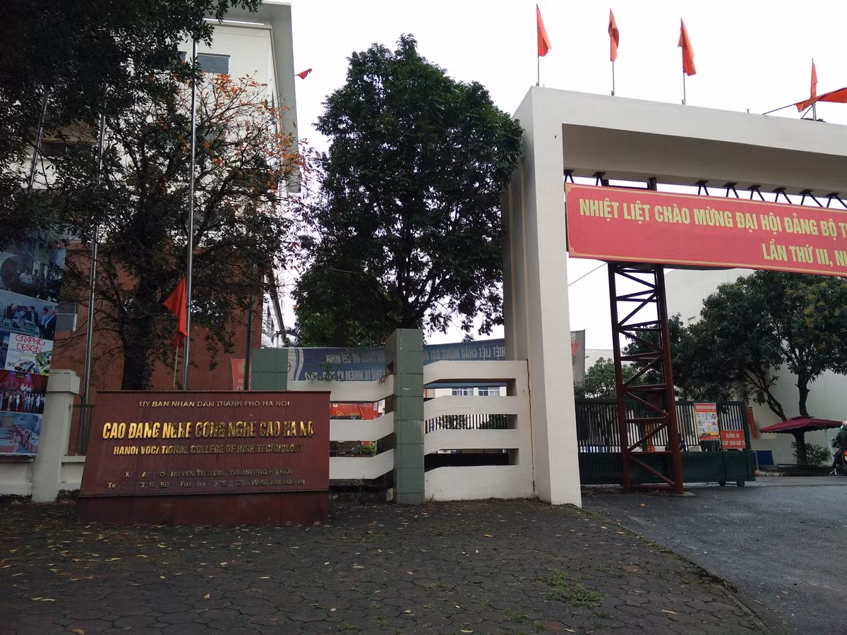 Công an quận Hoàng Mai cho biết, khu cách ly tại khu nhà ở cho học sinh, sinh viên Pháp Vân - Tứ Hiệp có quy mô bảo đảm 2.000 chỗ lưu trú đã sẵn sàng thực hiện tiếp nhận người vào cách ly từ hôm nay (19/3) cho đến khi kết thúc dịch. 