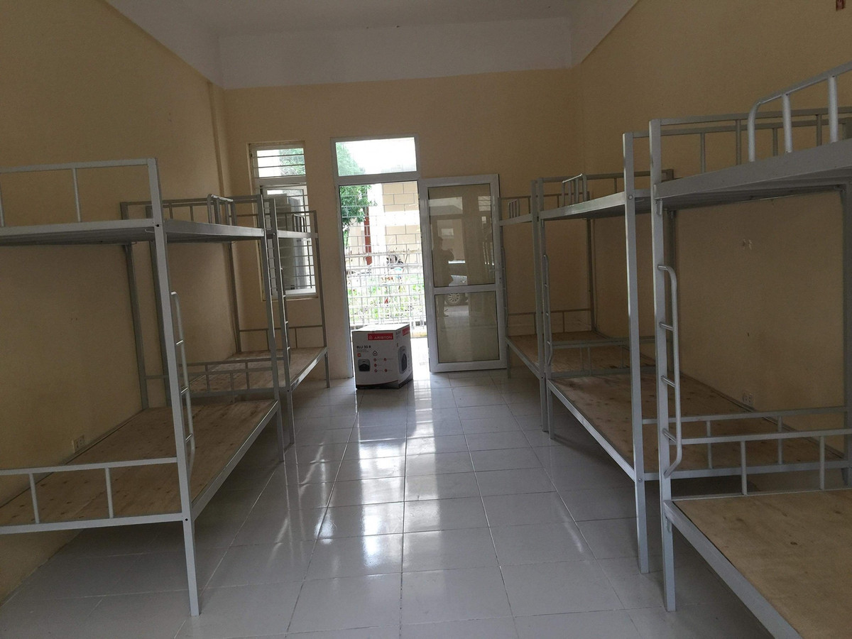 Khu vực giường nằm cách ly thông thoáng sạch sẽ.