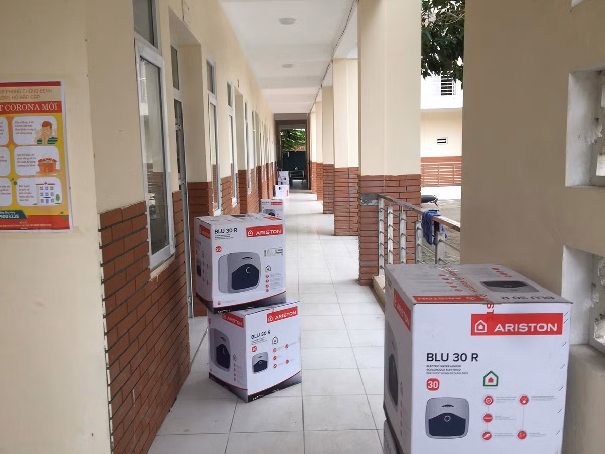 Theo ghi nhận, từ sáng sớm lực lượng công an đã triển khai các hàng rào an ninh tại các khu vực trên. Đồng thời từ xa có bố trí các chốt giao thông để hướng dẫn người dân đi lại thuận tiện.