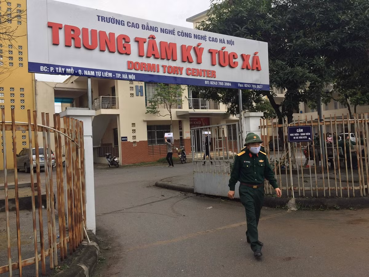 Ngày 19/3, Công an quận Hoàng Mai và Công an quận Nam Từ Liêm (Hà Nội) đã triển khai các phương án bảo vệ, bảo đảm an ninh trật tự tại 2 khu vực đón người cách ly để theo theo dõi diễn biến dịch Covid-19 tại tòa nhà A1 khu nhà ở học sinh, sinh viên Pháp Vân - Tứ Hiệp (quận Hoàng Mai) và Ký túc xá Trường Cao đẳng nghề Công nghệ cao Hà Nội tại phường Tây Mỗ (quận Nam Từ Liêm).