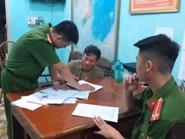 Khi đi ông Hồng mang theo một dao bầu nhọn có cán gỗ, một con dao bấm, một khẩu súng bên trong có 3 viên đạn, một chai nhựa dung tích 1,5l đựng xăng. Tại nhà bà Hà, ông Hồng đã gặp anh Vương, trong lúc nói chuyện về số tiền anh Vương nợ thì hai người xô xát. Lúc này ông Hồng dùng dao bấm đâm hai nhát vào ngực anh Vương làm anh ngã ra đất. 